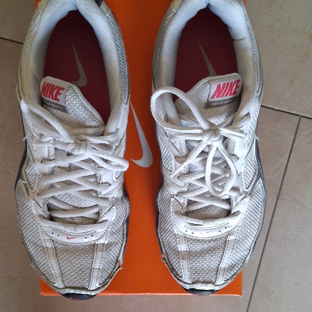 Nike Reax Run 5 in White and Metallic Silver